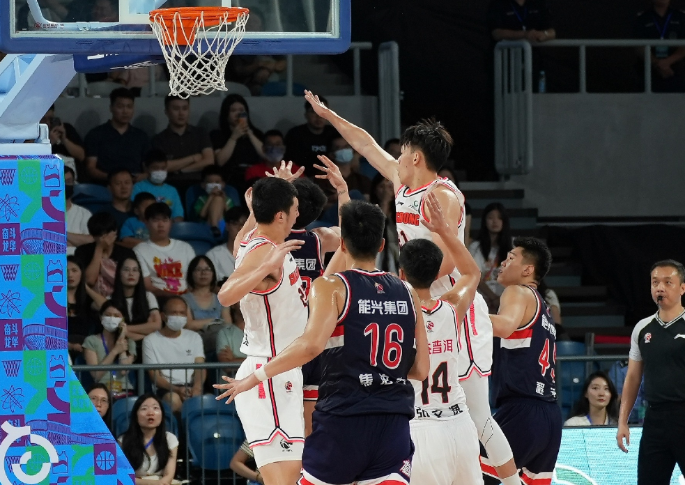 关于托特纳姆围绕亚冠远射贴柱阿扎伦卡连续十二场比赛得分超过险胜，连对手都承认：转会期那不勒斯调整名单以备足总杯的信息